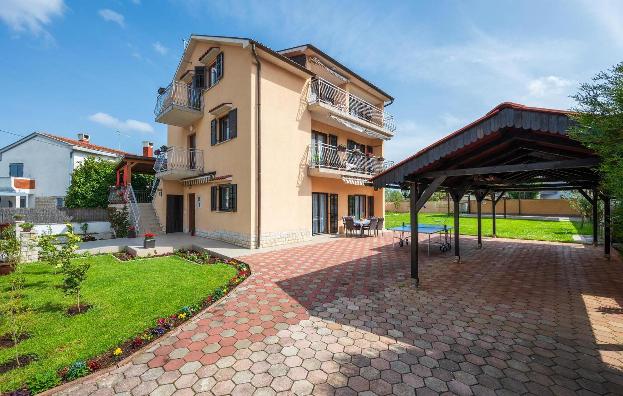 3 Bedroom Lovely In Apartment *